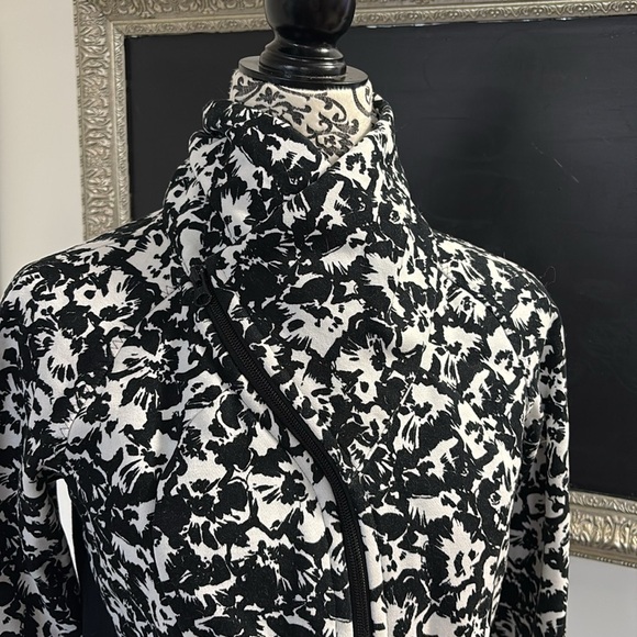 LuLu Lemon stunning sweatshirt Sz. 8 with a side neck zipper closure - Picture 4 of 6